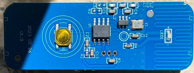 Foto einer blauen Leiterplatte mit elektronischen Bauteilen