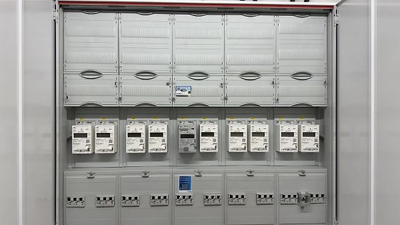Elektrische Schalttafel mit Sicherungen und Zählern