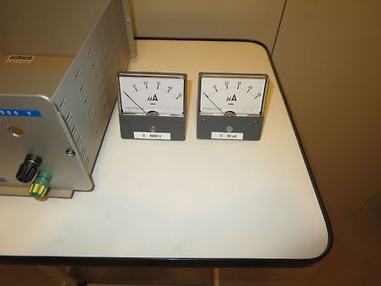Zwei analoge Mikroamperemeter auf einem Tisch