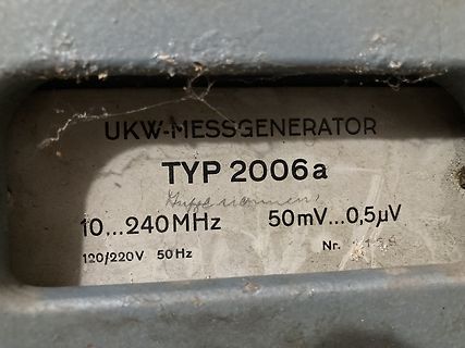 Typenschild eines UKW-Messgenerators