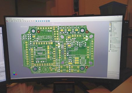 Abfotografierter Monitor mit PCB-Layout Software