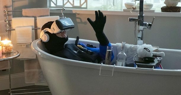 Person mit VR-Brille in Badewanne