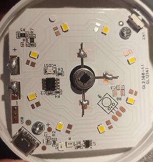 Foto einer kreisförmigen Leiterplatte mit LEDs und USB-Anschluss