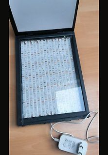 LED-Streifen in einem Gehäuse mit Netzteil