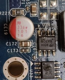 Nahaufnahme einer Leiterplatte mit elektronischen Bauteilen