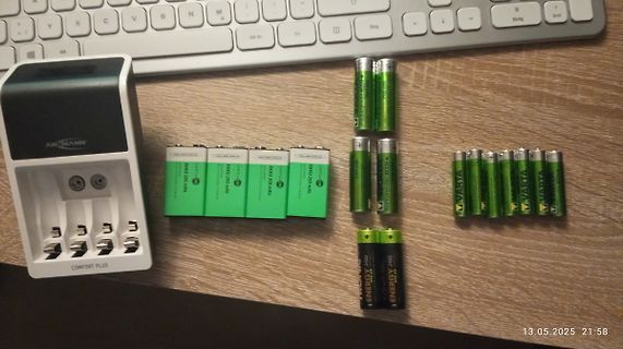 Akkuladegerät und verschiedene Akkus auf einem Tisch