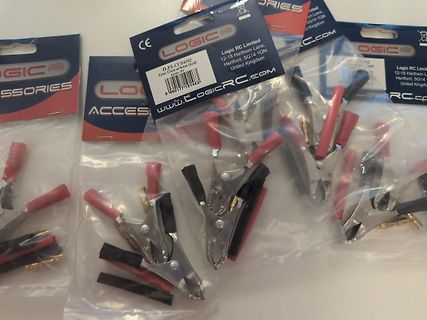 Mehrere Krokodilklemmen in Plastikverpackungen