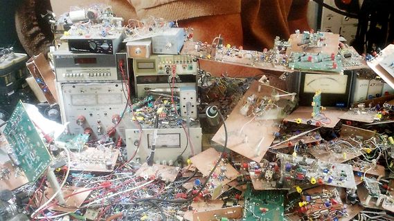 Haufen alter Elektronikgeräte und Leiterplatten