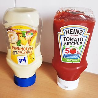 Mayonnaise und Ketchup Flaschen