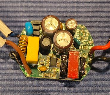 Leiterplatte eines Schaltnetzteils mit Elektrolytkondensatoren