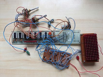 Elektronischer Aufbau mit Leiterplatten, Potentiometern und LED-Matrix