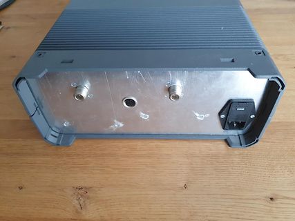 Rückseite eines elektronischen Geräts mit Anschlüssen