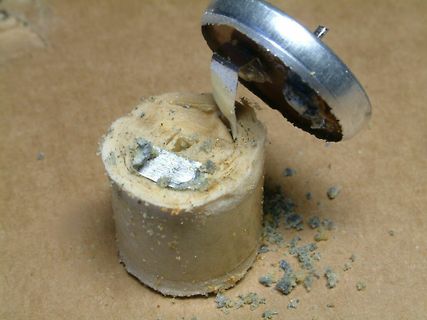 Geöffnete Knopfzelle mit ausgelaufenem Elektrolyt