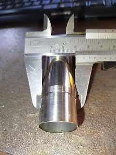 Metallrohr mit Messschieber vermessen