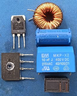 Verschiedene elektronische Bauteile auf blauem Untergrund