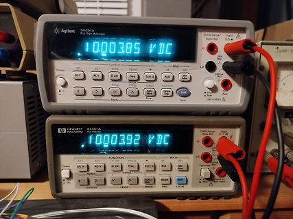 Zwei Agilent/HP 34401A Digitalmultimeter mit Messwerten
