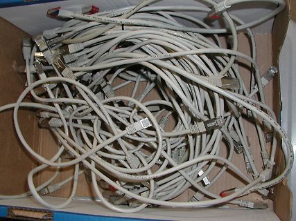 Haufen weißer Netzwerkkabel in einem Karton