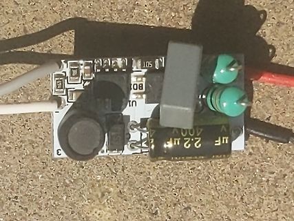 Foto einer Leiterplatte mit Elektrolytkondensatoren