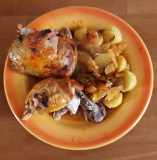 Hähnchen mit Kartoffeln auf einem Teller