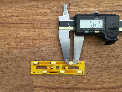 Messung einer LED-Leiterplatte mit Messschieber