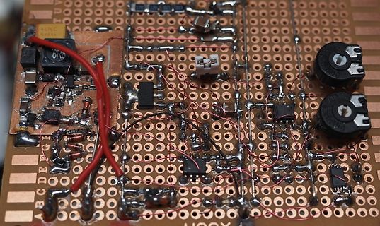 Gelötete Lochrasterplatine mit elektronischen Bauteilen