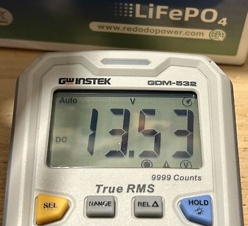 Digitalmultimeter zeigt Messwert 13.53 V DC