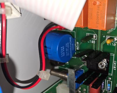 Nahaufnahme einer Leiterplatte mit Elektrolytkondensator und Bauteilen