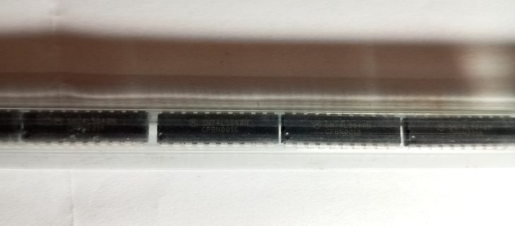 In einer Kunststoffverpackung liegende integrierte Schaltkreise