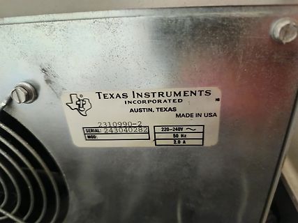 Typenschild eines Texas Instruments Geräts