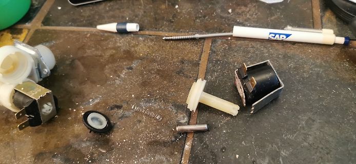 Zerlegte elektronische Bauteile auf Werkstattuntergrund