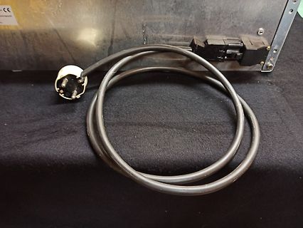 Netzkabel an einem Metallgehäuse