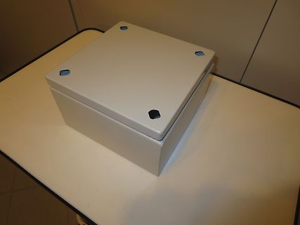 Weißes Kunststoffgehäuse auf Tisch
