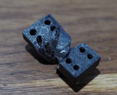 Beschädigter schwarzer Würfel mit Löchern