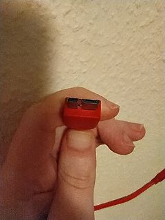 Rote USB-C Buchse in der Hand