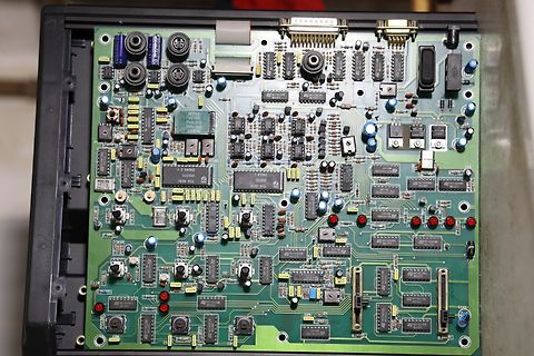 Leiterplatte mit verschiedenen elektronischen Bauteilen