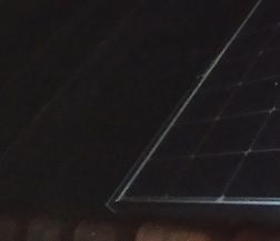 Dunkle Aufnahme eines Objekts mit Gitterstruktur