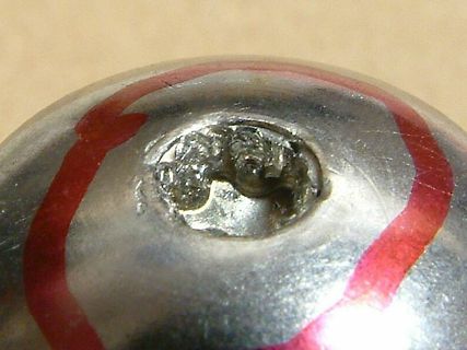 Nahaufnahme einer beschädigten Metalloberfläche mit Loch