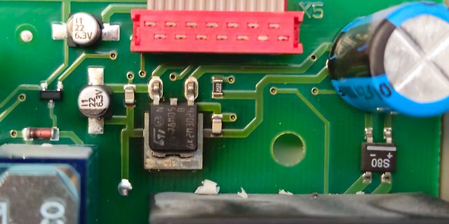 Nahaufnahme einer Leiterplatte mit elektronischen Bauteilen