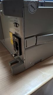 Rückseite eines Anritsu Messgeräts mit Netzanschluss