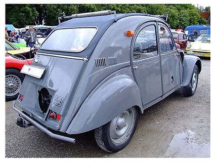 Grauer Oldtimer im Freien