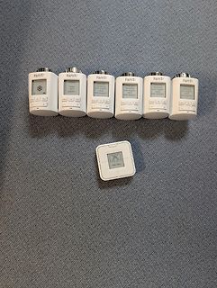 Sechs FRITZ! Thermostate und ein Sensor