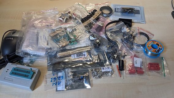 Verschiedene Elektronikbauteile und Kleinteile in Plastikbeuteln