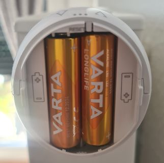Batteriefach eines Geräts mit Varta Batterien