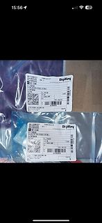 Zwei Versandetiketten auf einer Verpackung