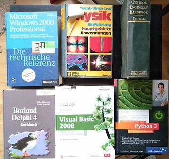 Stapel von Fachbüchern über Informatik und Programmierung