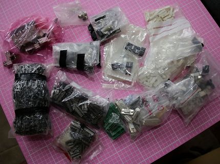 Verschiedene Elektronikbauteile in Plastikbeuteln