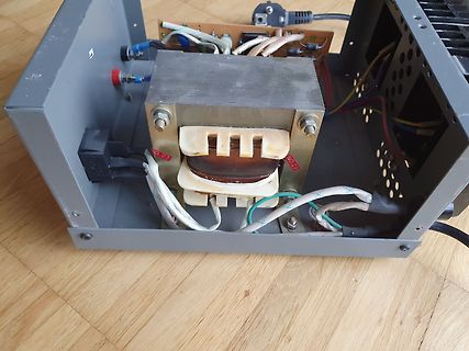 Innenansicht eines Netzteils mit Transformator