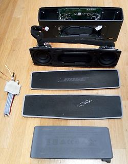 Zerlegte Bose Soundbar auf Holztisch