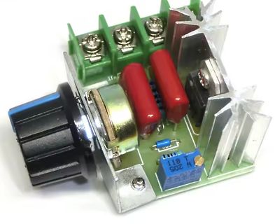 Leiterplatte eines Verstärker-Moduls mit Kühlkörpern