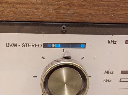 Nahaufnahme eines Radio-Skalenblatts mit Abstimmknopf